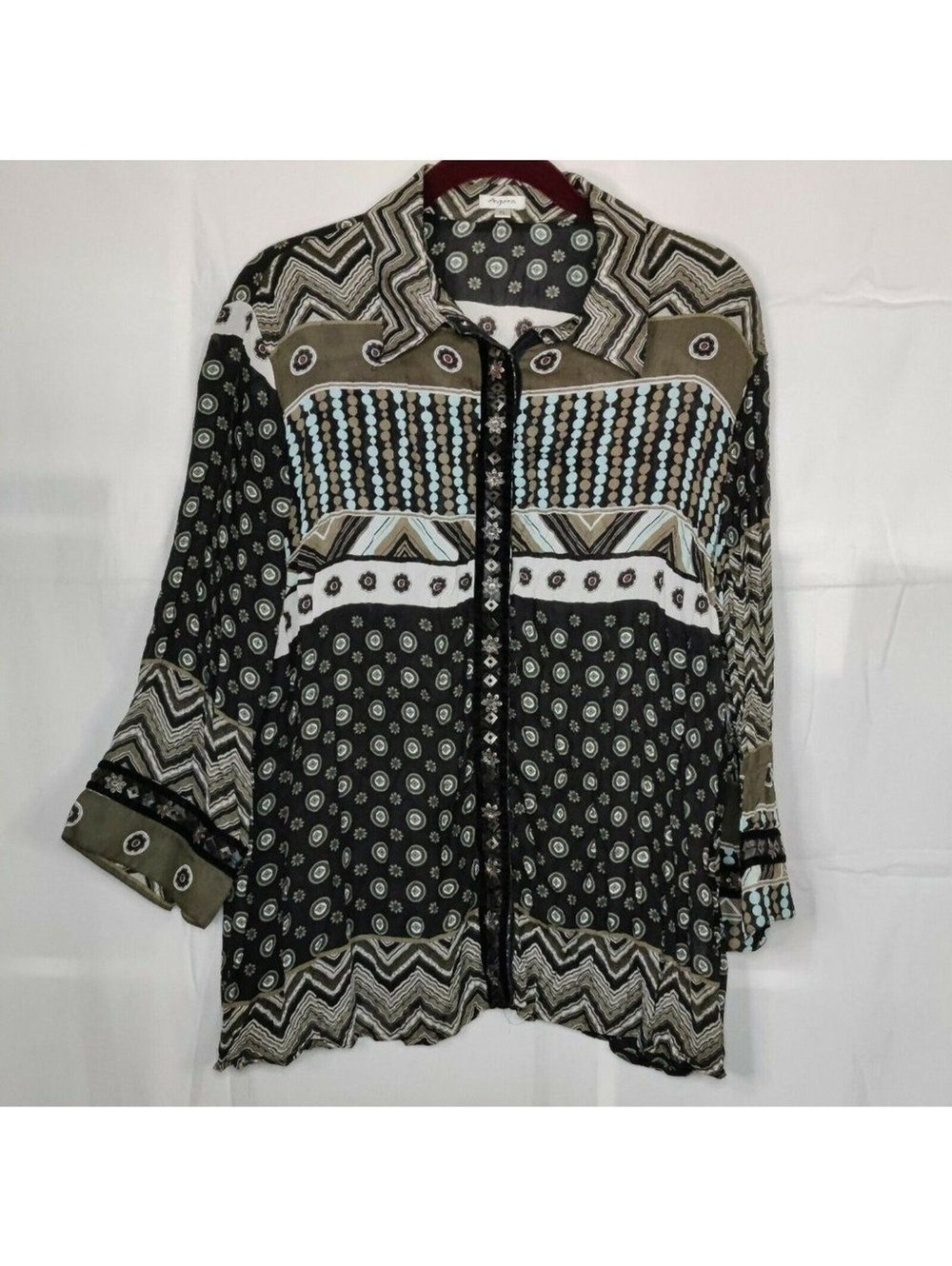 Agora XL Button-Up Shirt with Mixed Pattern Design